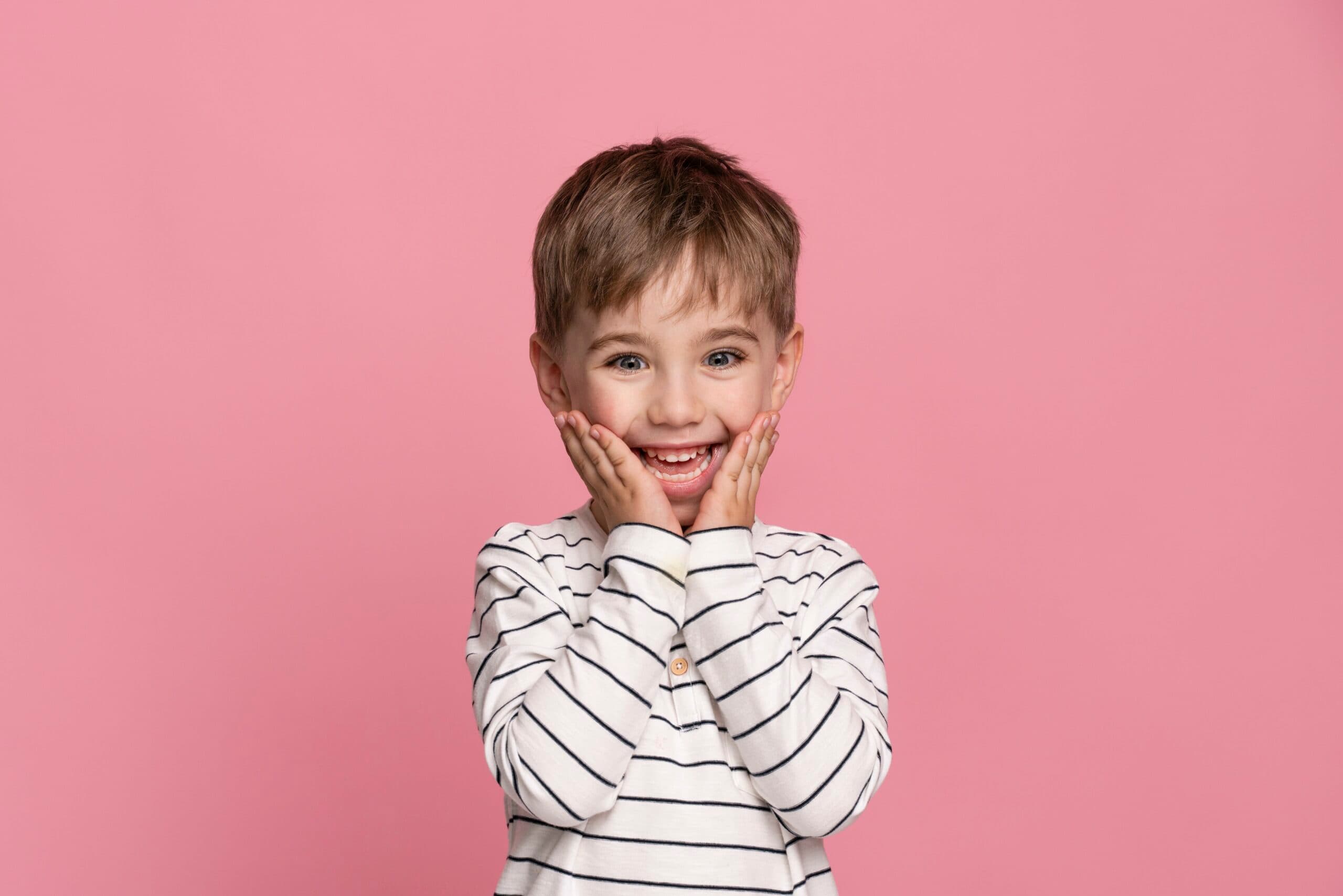 Jeune enfant souriant